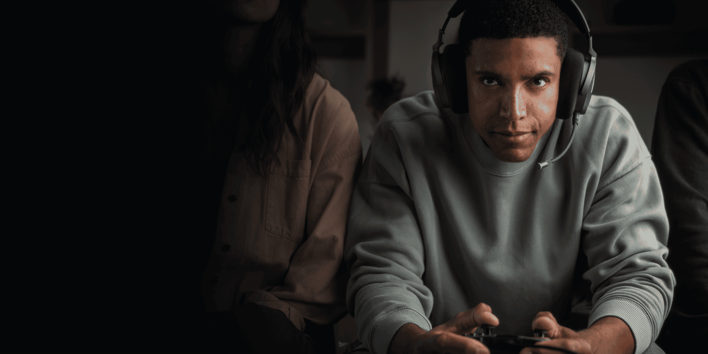 CORSAIR VIRTUOSO MAX WIRELESS Gaming Headset - Silver 16 noise cancellation bg img